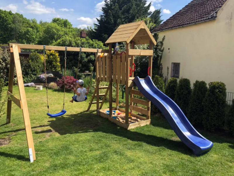 Wickey-Spielturm-MultiFlyer-mit-Holzdach-1